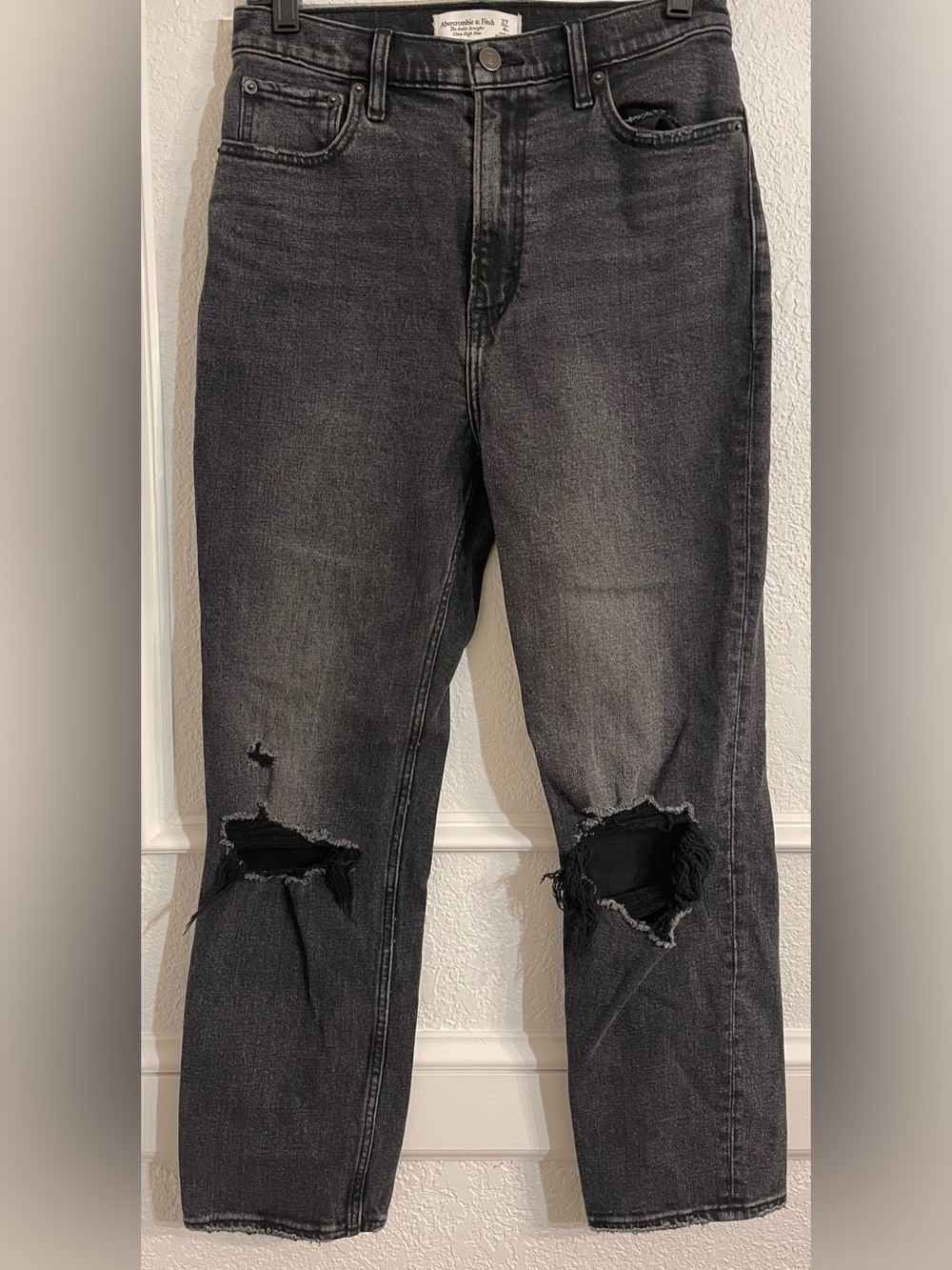 Abercrombie &Fitch Ankle High-Rise Black Distressed Straight-Leg Jeans